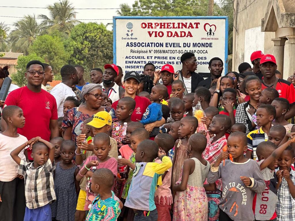 Les étudiants de l’ISDI au service des élèves de Kpédévikopé : un acte de solidarité exemplaire.